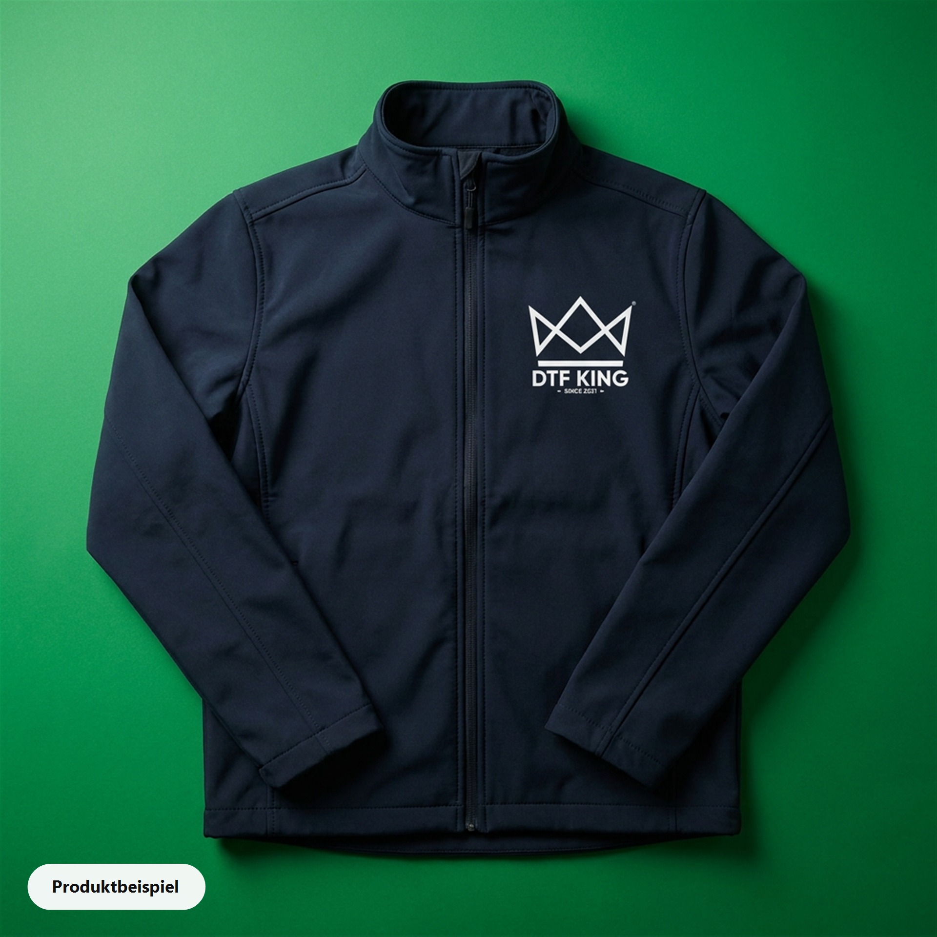 Dunkelblaue Softshelljacke mit Blockout DTF-Transfer auf der Brust, Produktbeispiel