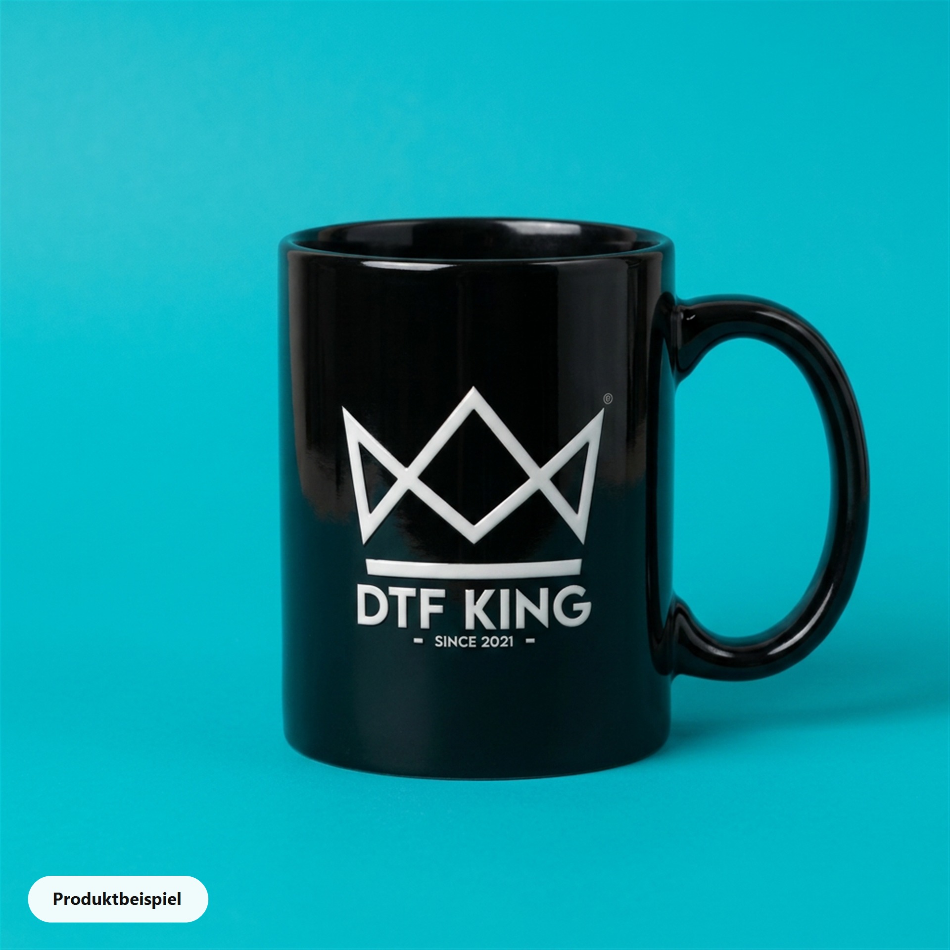 Schwarze Tasse mit glänzendem UV DTF Transfer, Produktbeispiel