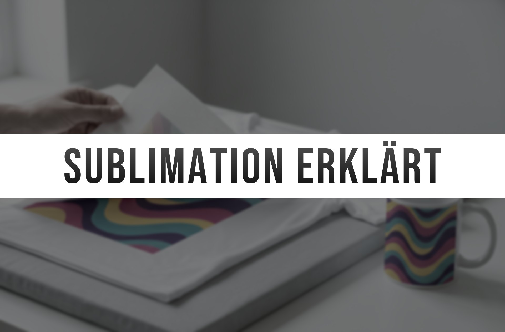 Sublimatie uitgelegd: transferpapier wordt van een functioneel shirt gehaald