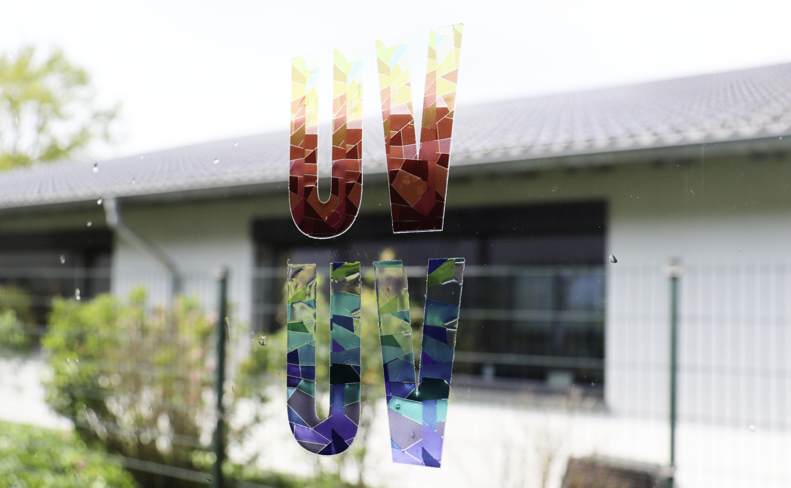 UV-Produktbild, transparente Sticker auf Fenster aufgeklebt