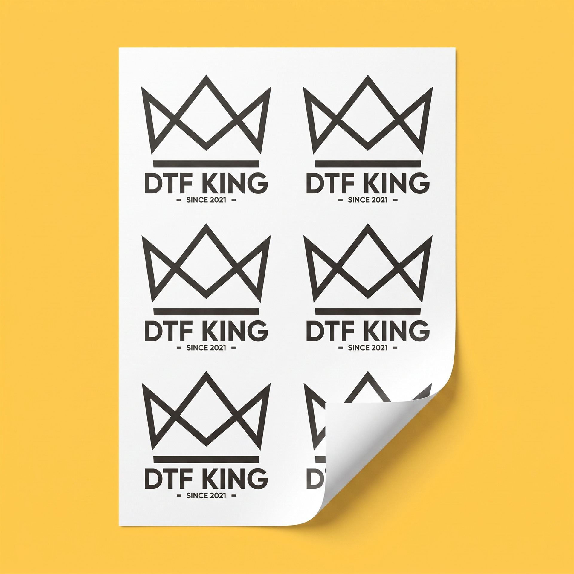 Sublimationstransfer Bogen aus weißem Transferpapier mit DTF-King Logo vor gelbem Hintergrund