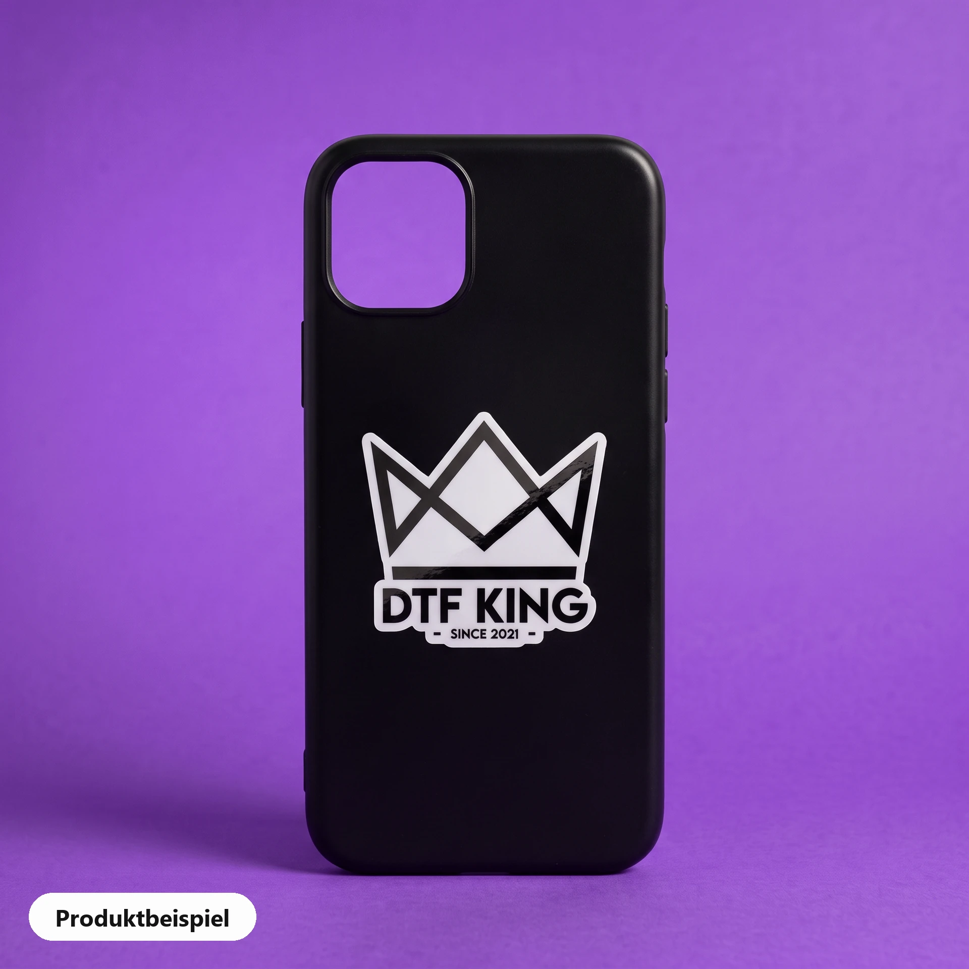 Konturgeschnittener Vinyl-Sticker auf weißer Folie, glänzend laminiert, mit dem DTF-KING-Logo auf einer Handyhülle