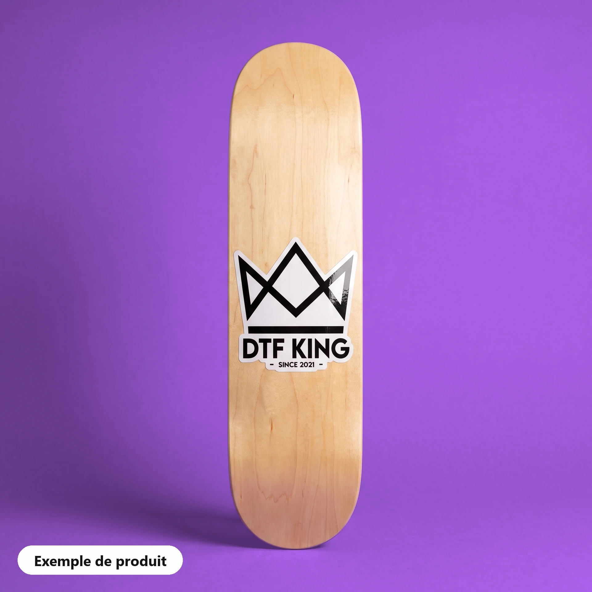 Autocollant vinyle découpé à la forme sur film blanc, pelliculage brillant, avec le logo DTF KING sur une planche de skateboard