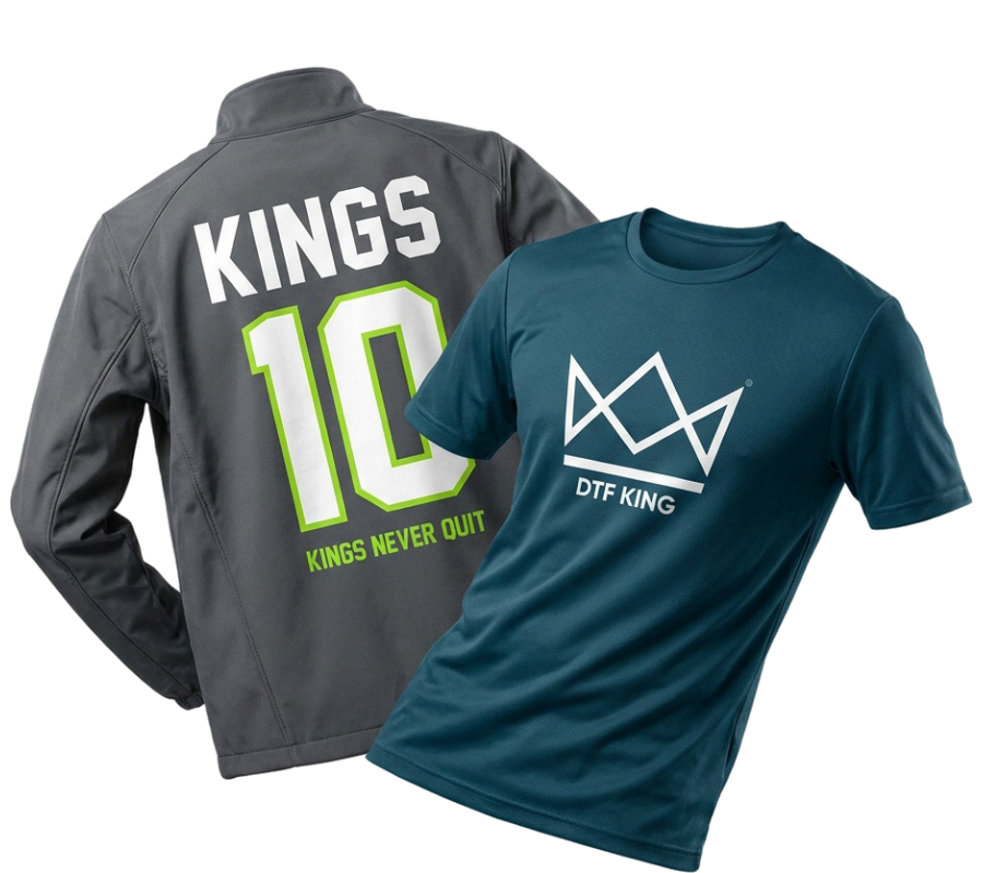 Anthrazitfarbene Softshelljacke und petrolfarbenes Sporttrikot aus Polyester, mit Blockout DTF-Transfer bedruckt: Rückennummer 10 und Schriftzug KINGS auf der Jacke, DTF-King-Krone auf dem Trikot