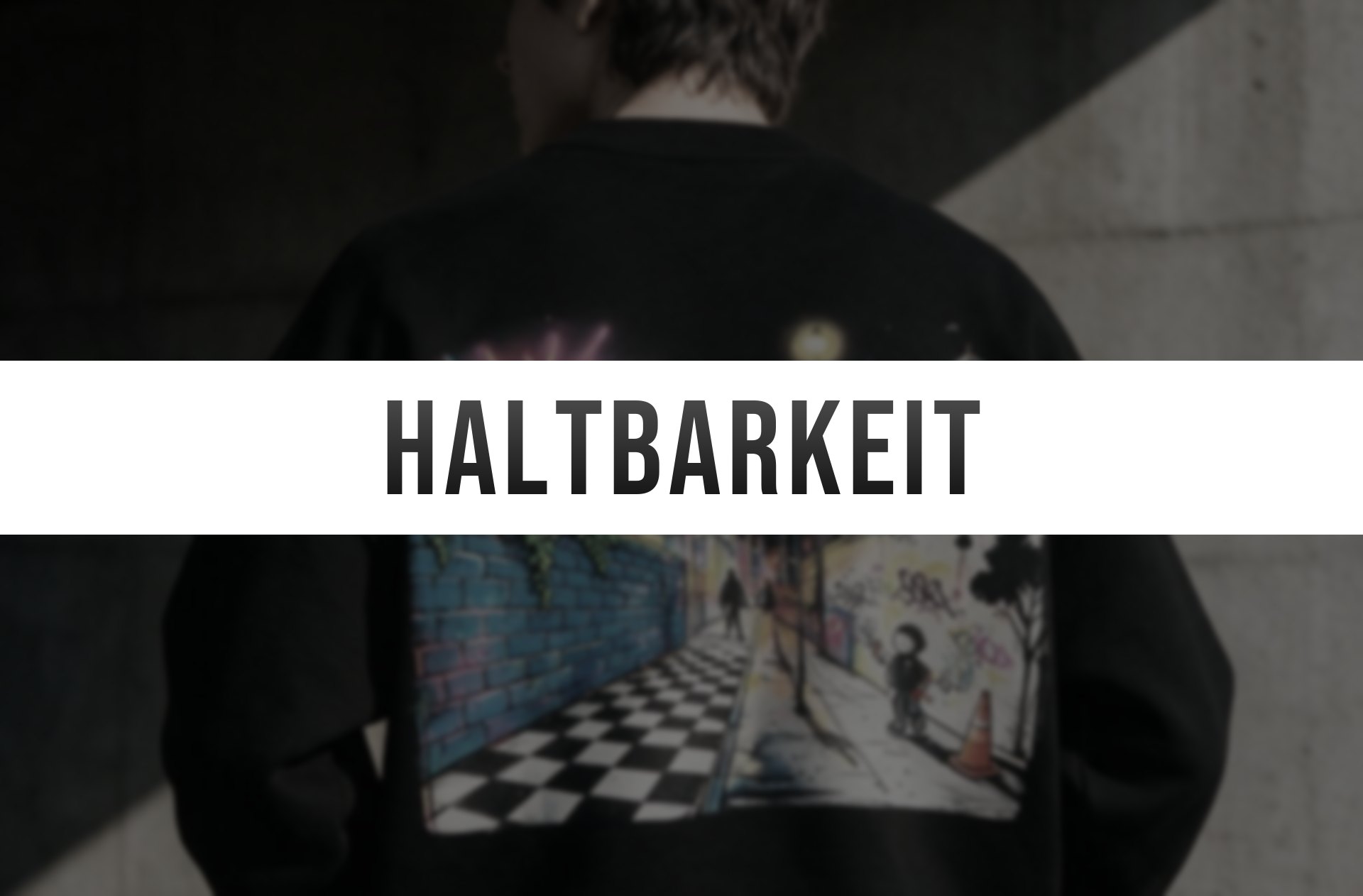 Schwarzer Pullover mit großem DTF-Rückenmotiv, darüber der Schriftzug Haltbarkeit