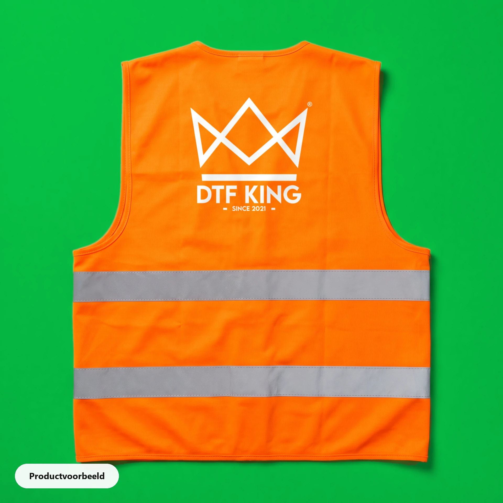 Oranje veiligheidshesje van achteren met wit logo, bedrukt met Blockout-DTF-transfer