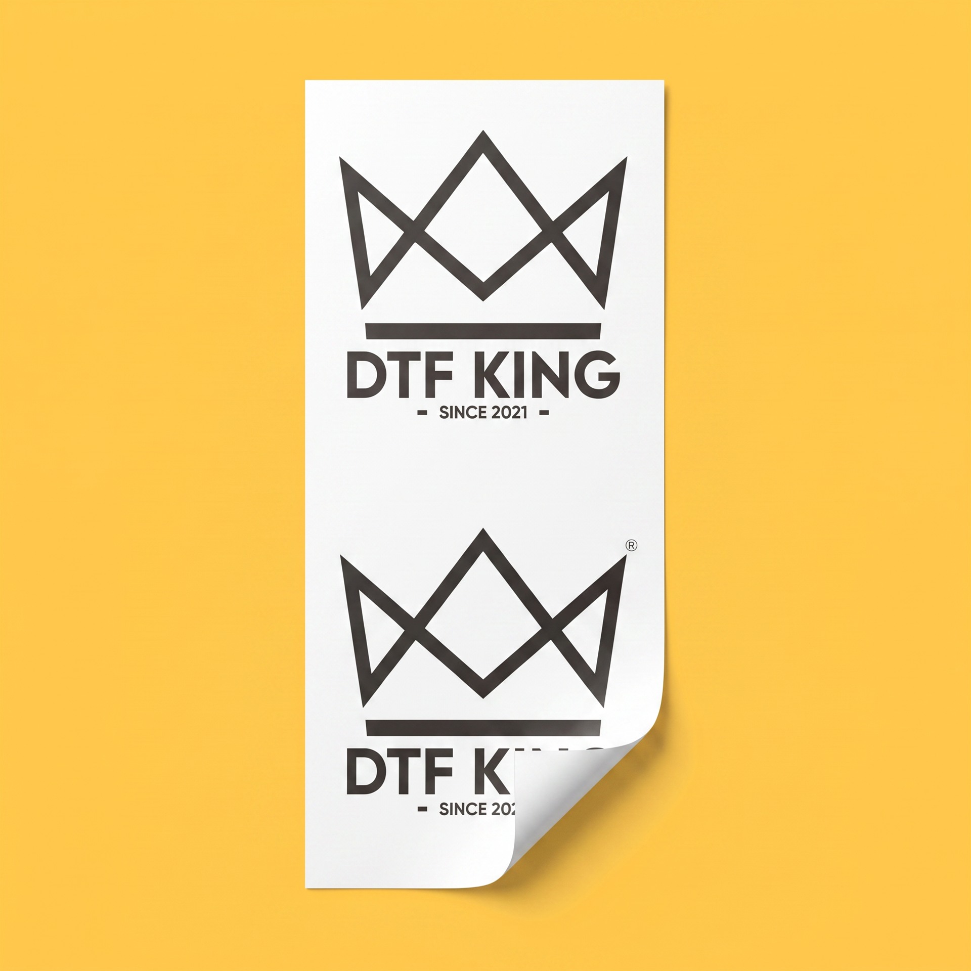 Sublimationstransfer für Tassen mit DTF-King Logo vor gelbem Hintergrund