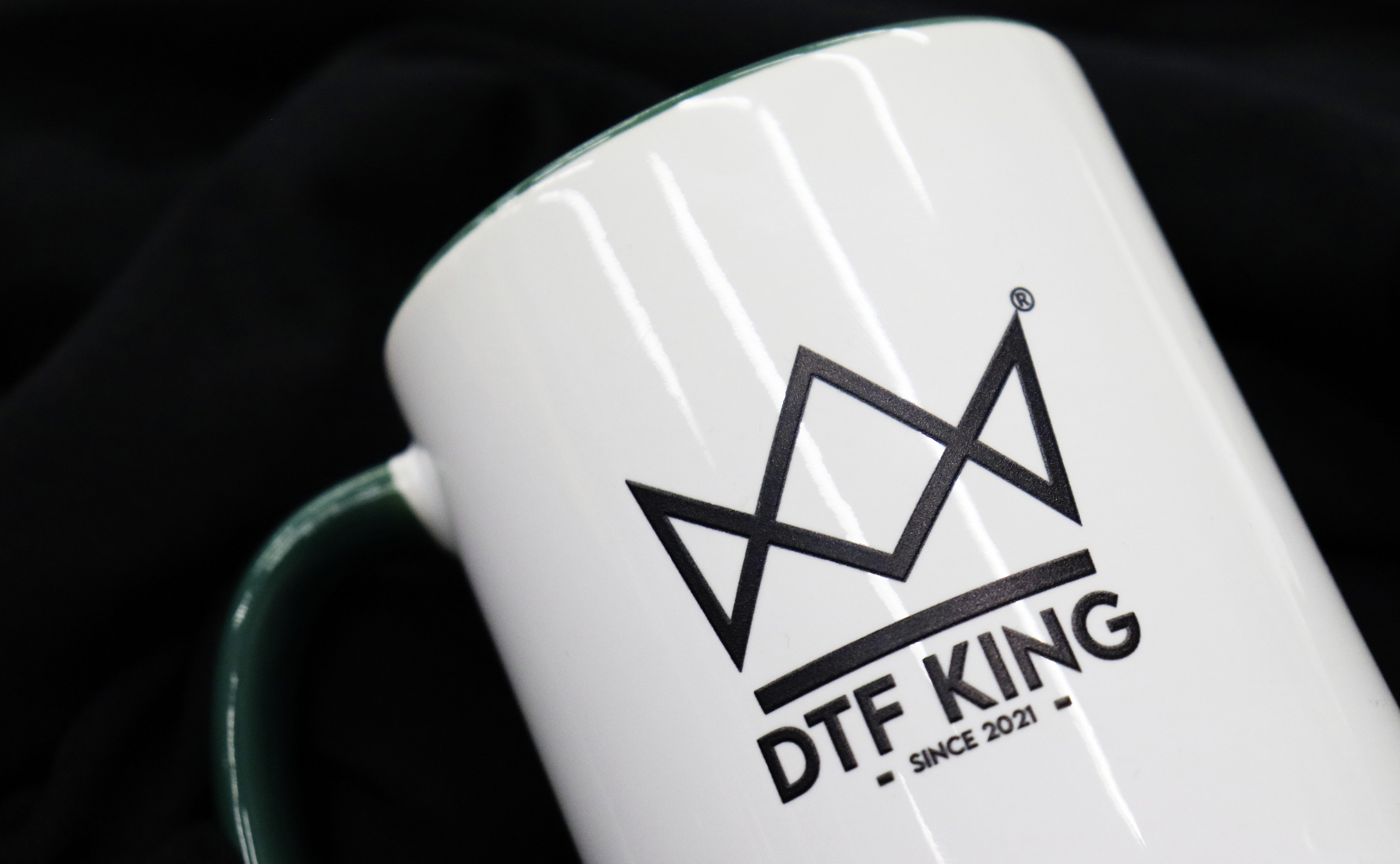 UV-DTF-Rub-On-Sticker Matt auf eine weiße Tasse geklebt