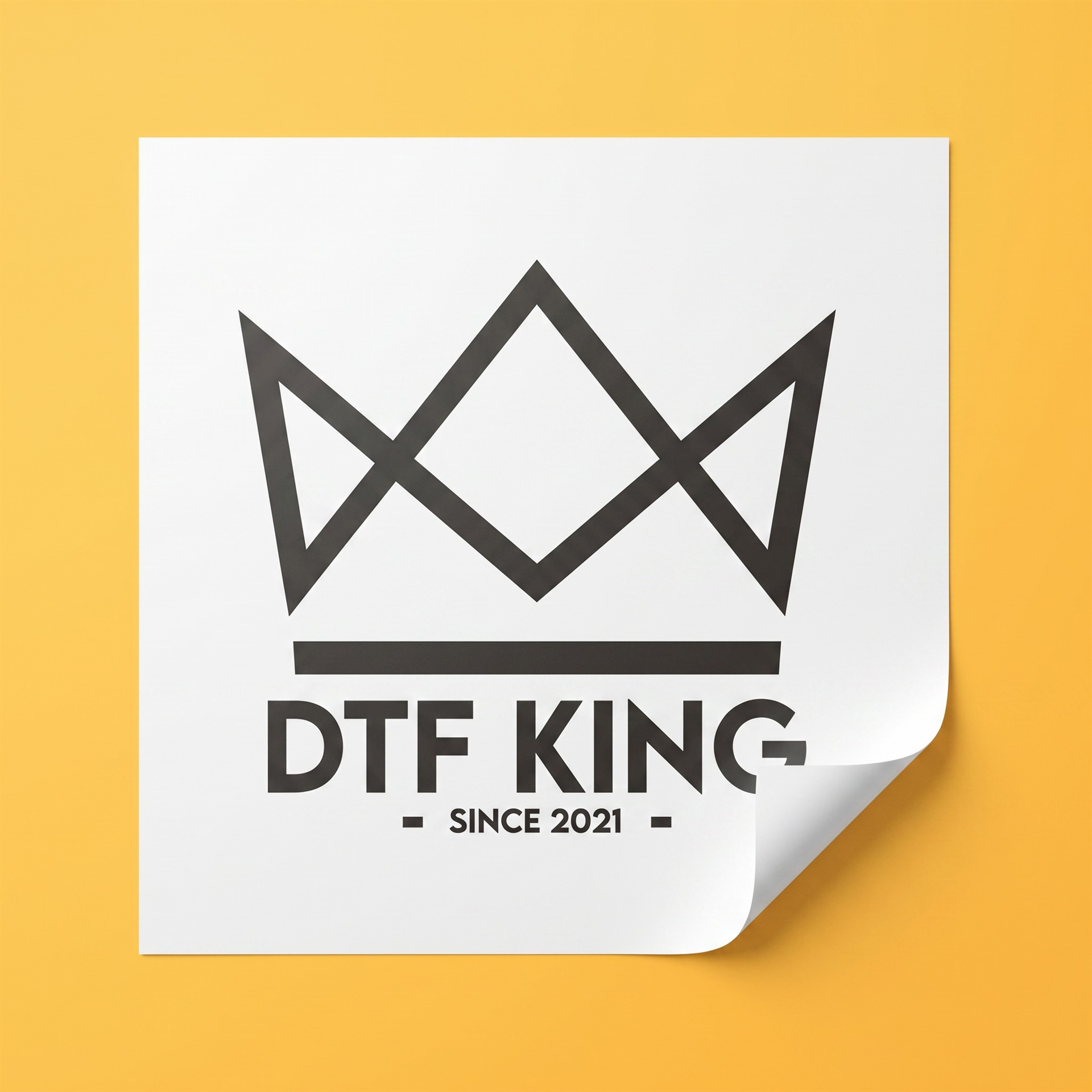 Sublimationstransfer für Kissen mit DTF-King Logo vor gelbem Hintergrund