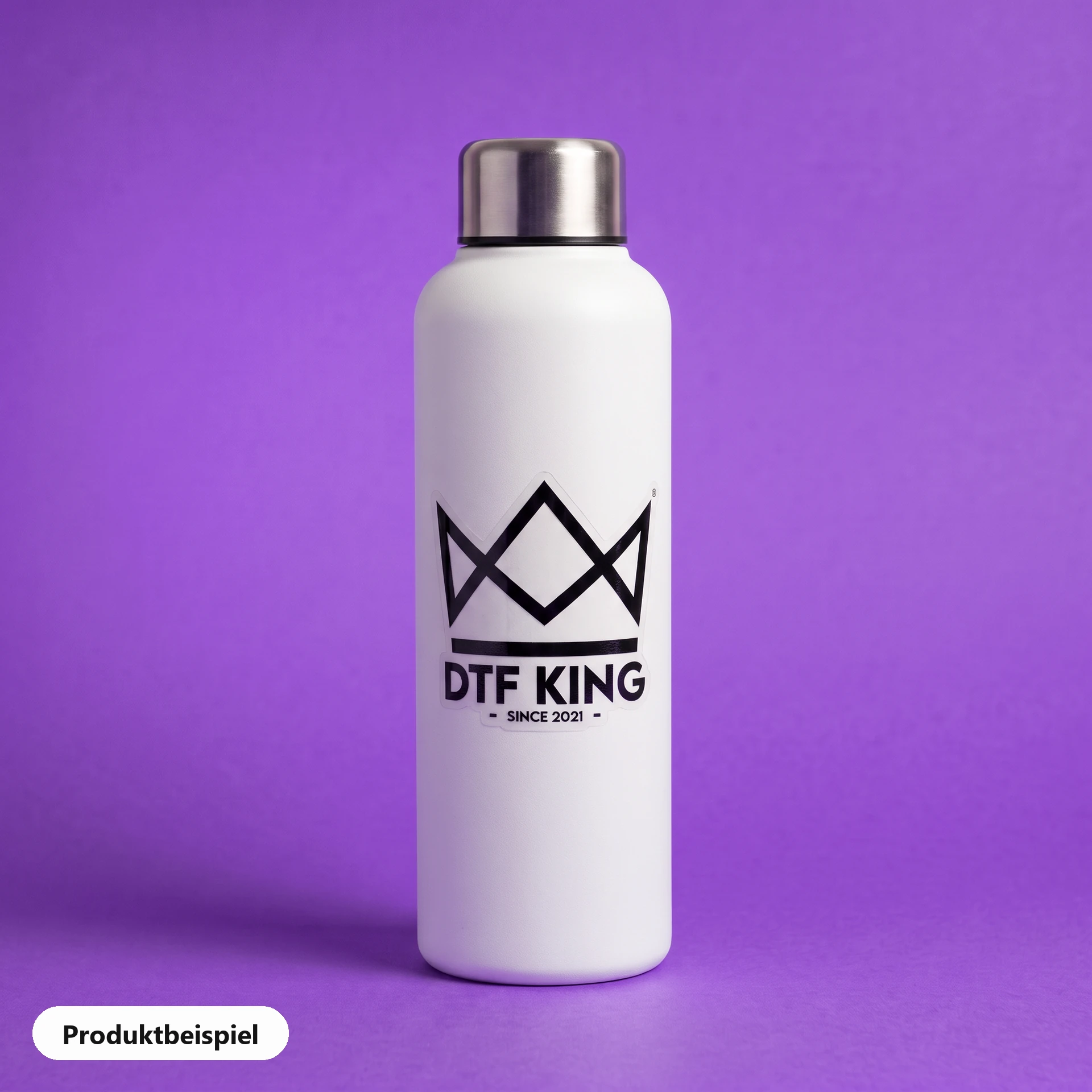 Konturgeschnittener Vinyl-Sticker auf transparenter Folie, glänzend laminiert, mit dem DTF-KING-Logo auf einer weißen Thermosflasche