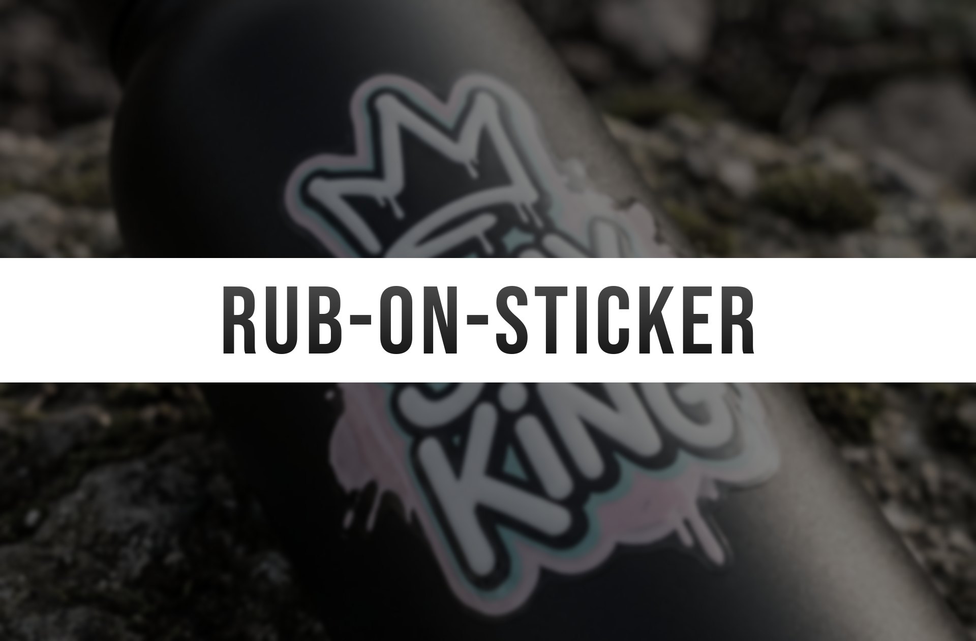 Schwarze Trinkflasche aus Metall mit einem Rub-On-Sticker aus UV-DTF, darüber der Schriftzug Rub-On-Sticker