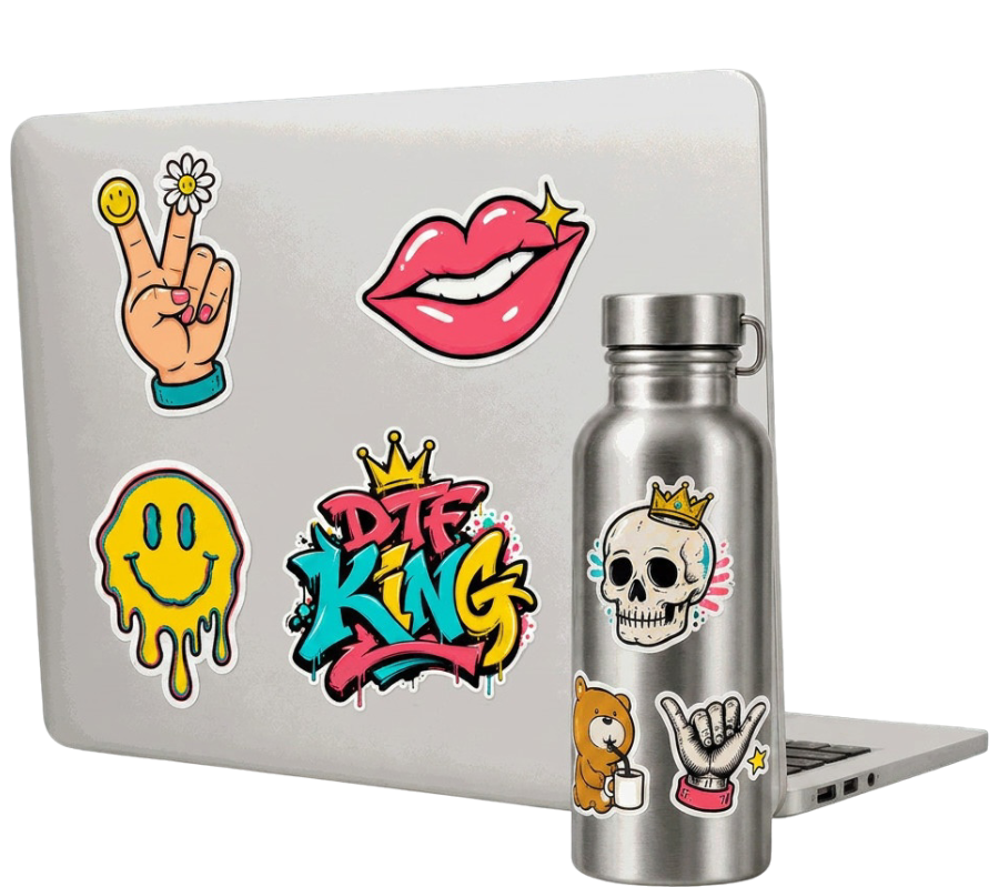Silberner Laptop und Edelstahl-Trinkflasche, beklebt mit konturgeschnittenen Vinyl-Stickern: Peace-Hand mit Blume, Lippen, Smiley, DTF-King-Graffiti, Totenkopf mit Krone, Bär und Shaka-Hand