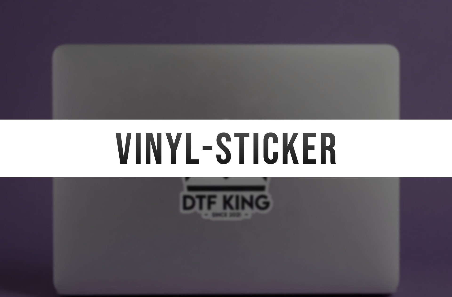 Laptopdeckel mit einem konturgeschnittenen Vinyl-Sticker, darüber der Schriftzug Vinyl-Sticker