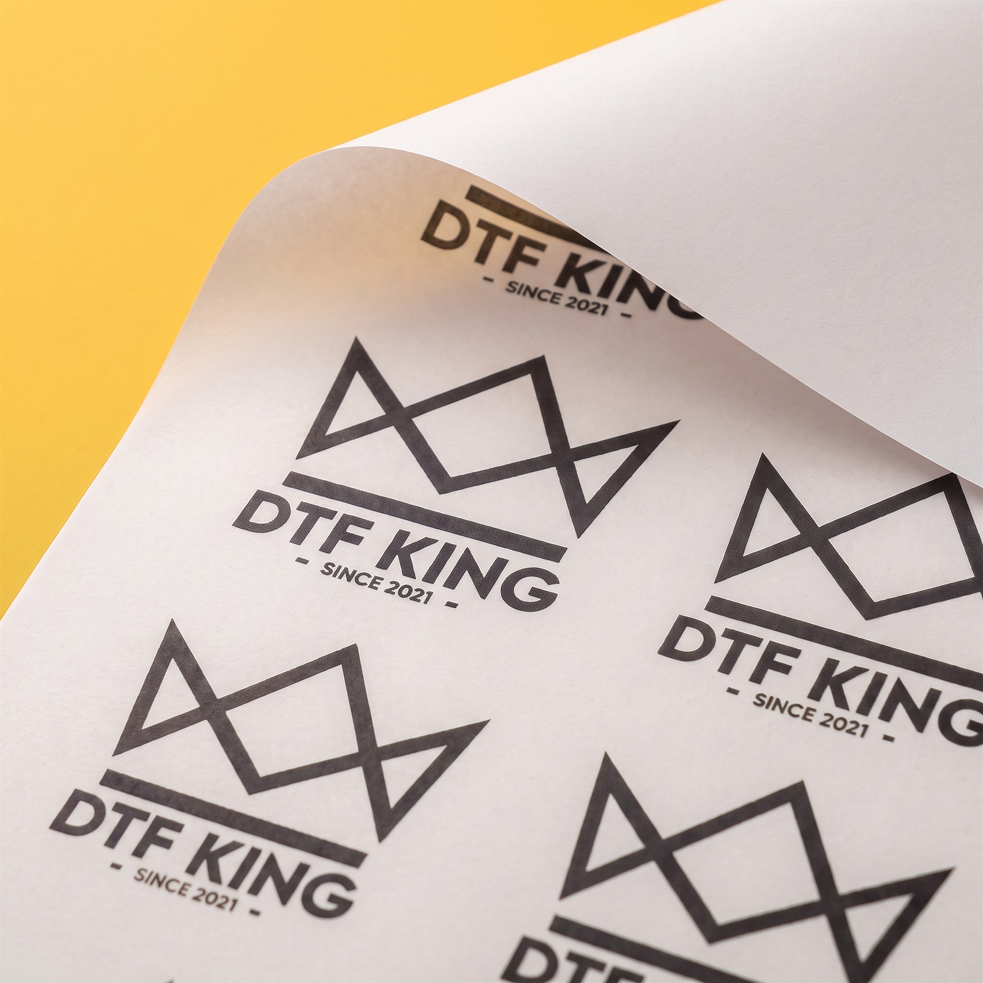 Sublimationstransfer Meterware von der Rolle mit DTF-King Logo vor gelbem Hintergrund