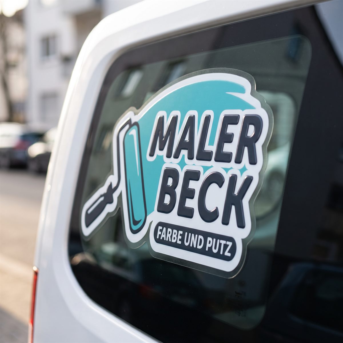 Weißes Fahrzeug mit UV-DTF Rub-on Aufkleber auf der Seitenscheibe, Logo eines Malerbetriebs